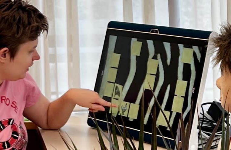Samen spelen aan de belevenistafel bij Elver