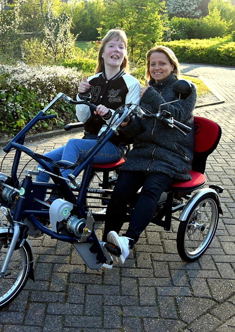 Esmee samen op de duofiets